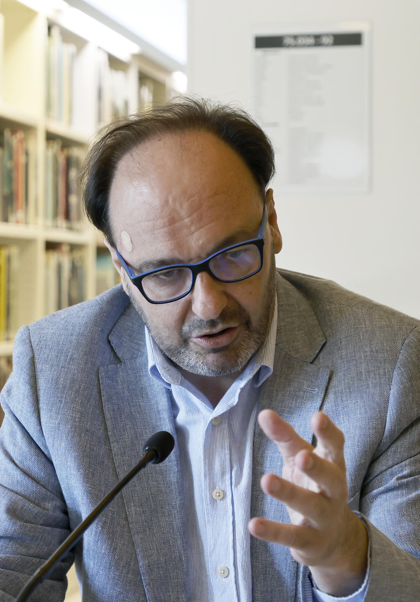 El director del Museo Nacional de Arte de Cataluña (MNAC), Pepe Sierra, durante su primera intervención pública tras darse a conocer la sentencia, en la que ha afirmado que espera que el "riesgo cierto" evite finalmente el traslado de las pinturas del monasterio de Sijena, como exige la sentencia del Tribunal Supremo, y que "el museo ya está preparando el escrito de oposición para cuando el gobierno aragonés previsiblemente presente una ejecución forzosa de sentencia, un escrito que argumentará el riesgo cierto de destrucción de la pinturas en el caso de que se extraigan y trasladen". EFE/Andreu Dalmau
