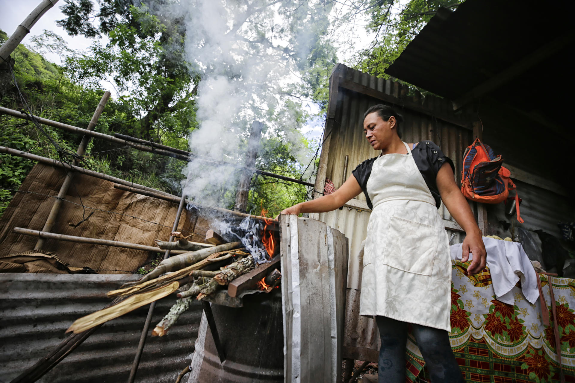 Una mujer prepara alimentos este martes en Santa Lucía (Honduras). EFE/ Gustavo Amador