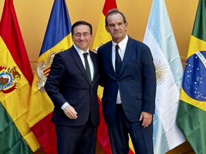 El ministro de Asuntos Exteriores, Unión Europea y Cooperación, José Manuel Albares (i), y el secretario general iberoamericano, Andrés Allamand, atienden a los medios antes del inicio de la primera reunión extraordinaria de ministros de Relaciones Exteriores de la Comunidad Iberoamericana y con motivo de la Cumbre Iberoamericana que tendrá lugar en Madrid en 2026, este martes en el Archivo de Indias en Sevilla. EFE/Roberto Ruiz Oliva