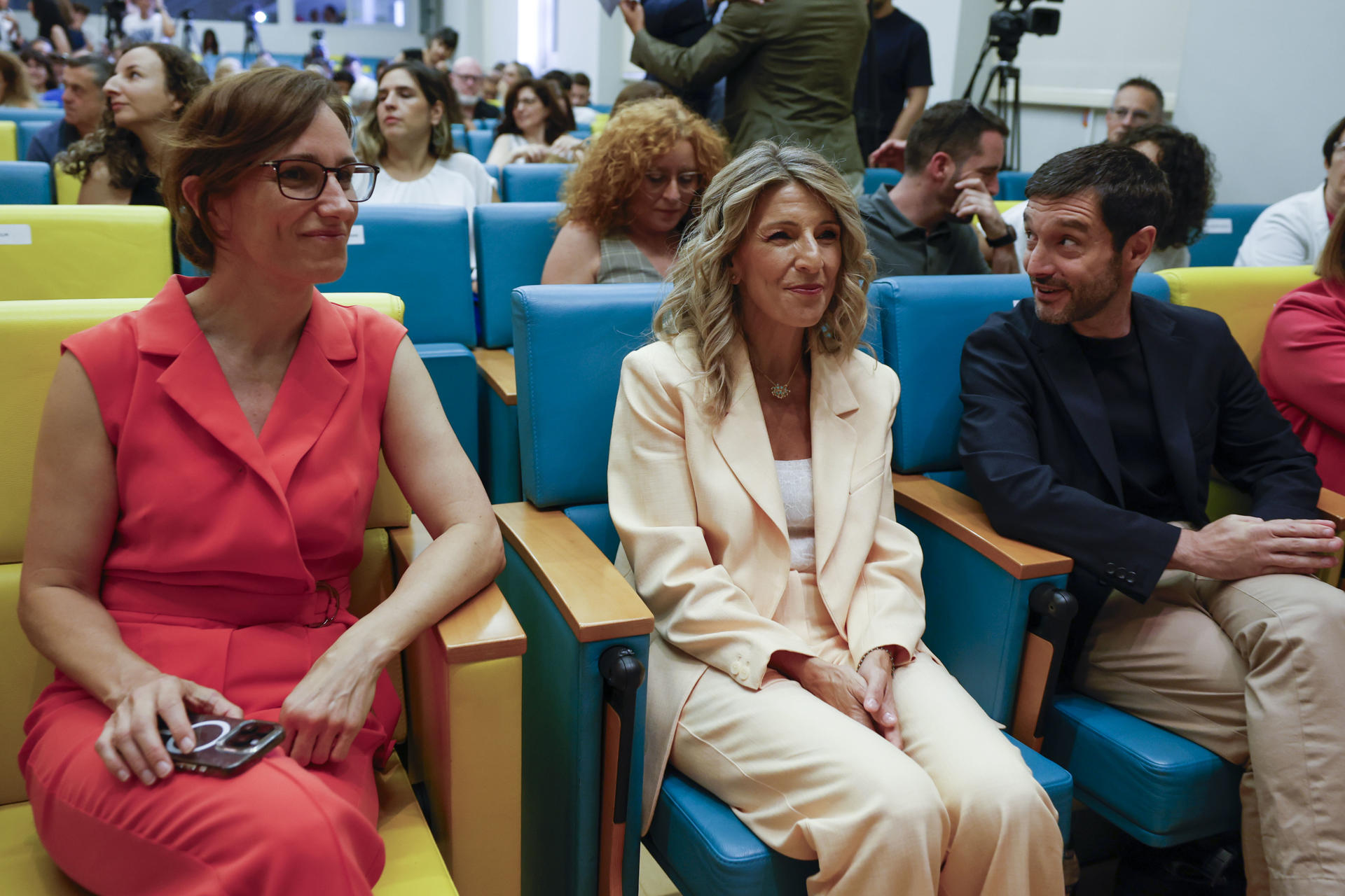 El ministro de Derechos Sociales, Pablo Bustinduy (d); la vicepresidenta segunda y ministra de Trabajo, Yolanda Díaz (c), y la ministra de Sanidad, Mónica García (i), asisten al acto 'Alianzas y acciones ante el genocidio en Palestina', que se celebra en la Casa Árabe en Madrid, este miércoles. EFE/J.J. Guillén