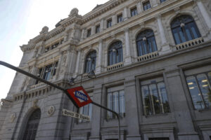 Fachada del Banco de España y la estación de metro. EFE/Emilio Naranjo/Archivo
