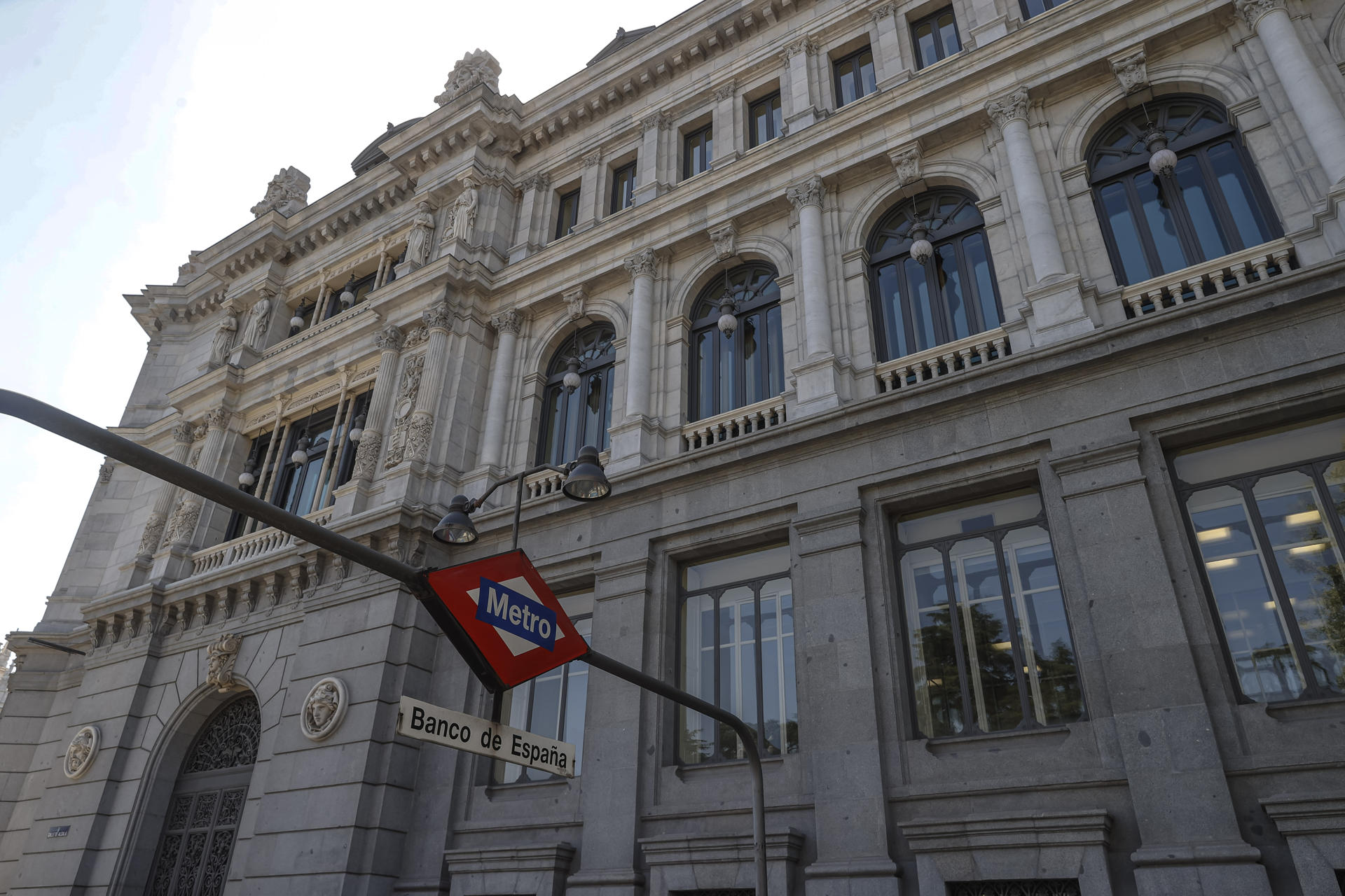 Fachada del Banco de España y la estación de metro. EFE/Emilio Naranjo/Archivo