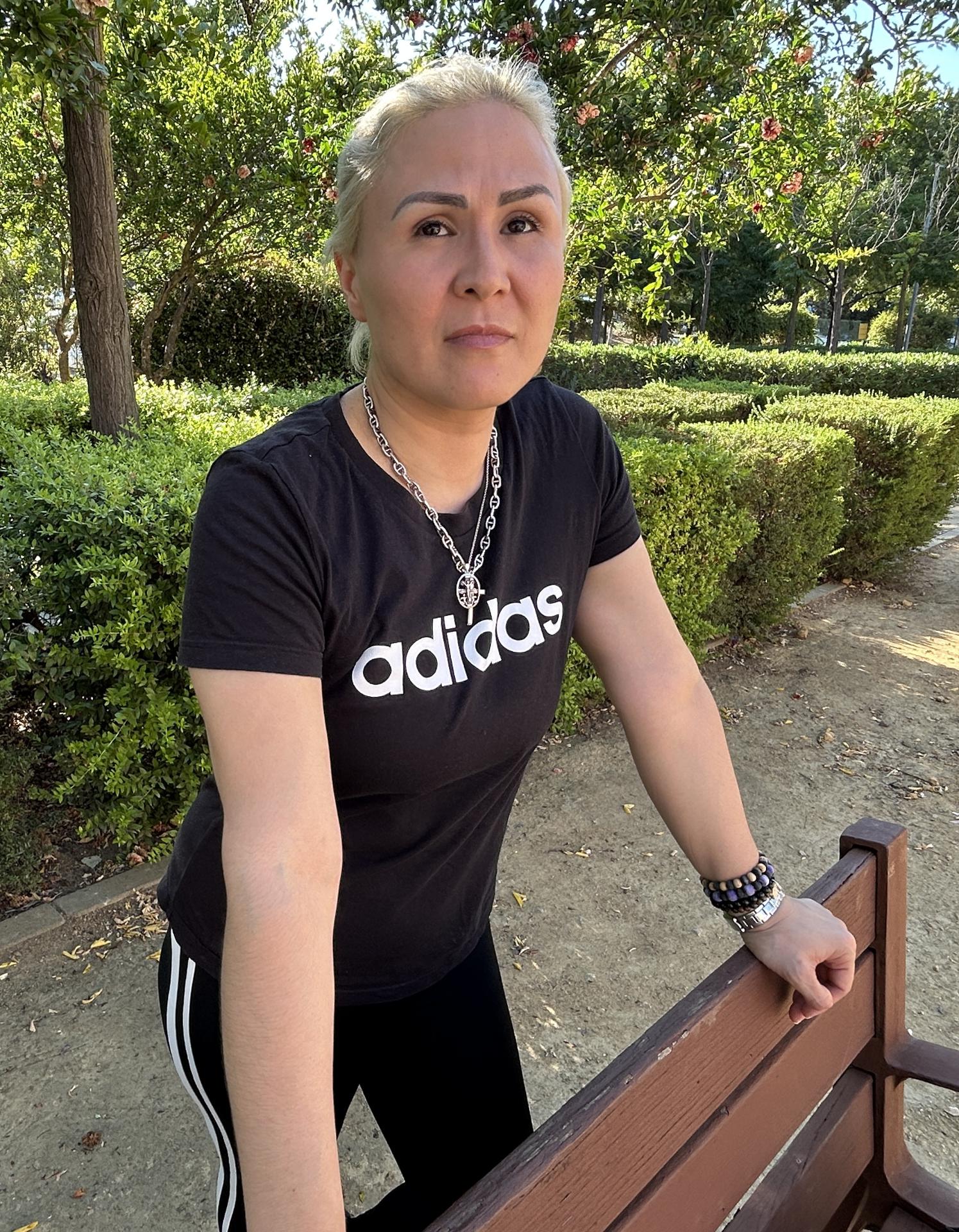 Cris, la expareja y víctima del maltratador sevillano que se cambió de género en el Registro Civil, que pasó de llamarse Cándido a Candy, durante una entrevista con EFE en la que explica que el ingreso en prisión de esta persona desde el pasado fin de semana, tras una sentencia en firme, le ha permitido respirar tras una situación en la que ha pasado "mucho miedo y un proceso judicial y de denuncias que, para ella, fue una cuestión de supervivencia, este martes en Camas (Sevilla). EFE/Fermín Cabanillas