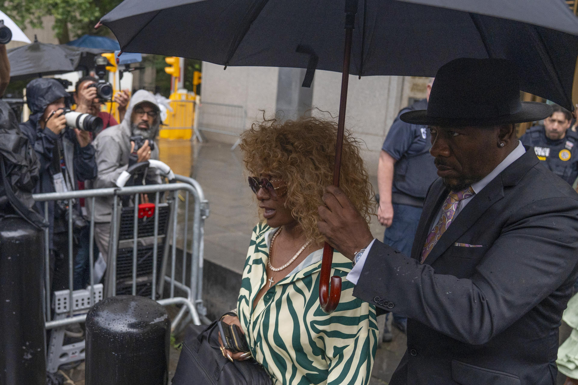 Janie Coms, madre de Sean Daddy Combs, abandona la corte federal este martes en Nueva York (EE.UU.). EFE/ Ángel Colmenares
