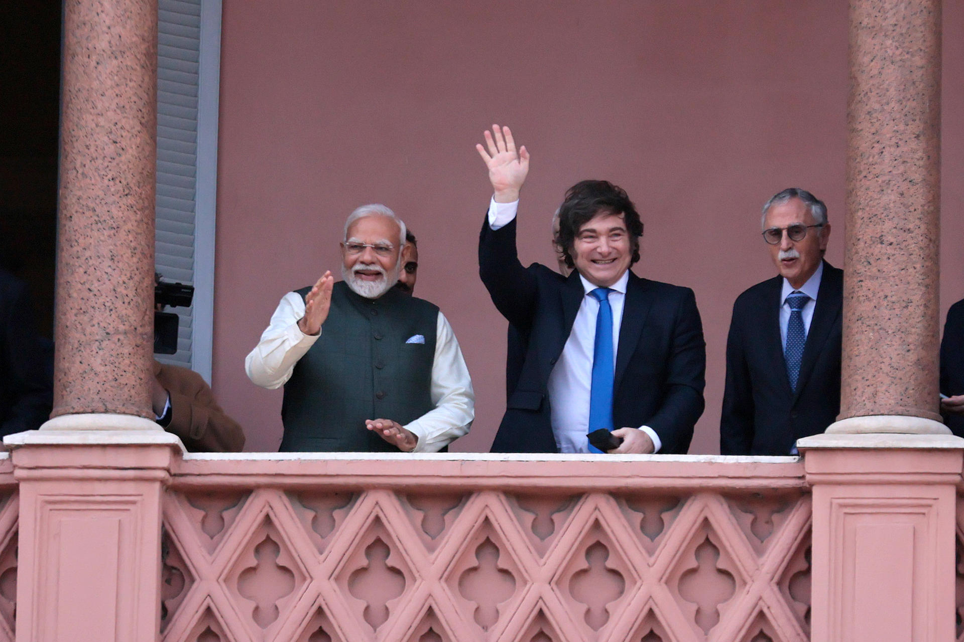 El primer ministro de la India, Narendra Modi (i), junto al presidente de Argentina Javier Milei saludan este sábado, desde el balcón de la Casa Rosada en Buenos Aires (Argentina). EFE/STR