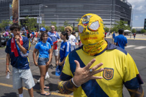 Un hincha de Ecuador posa previo al partido del Mundial de Clubes entre Fluminense y Chelsea. EFE/ Ángel Colmenares