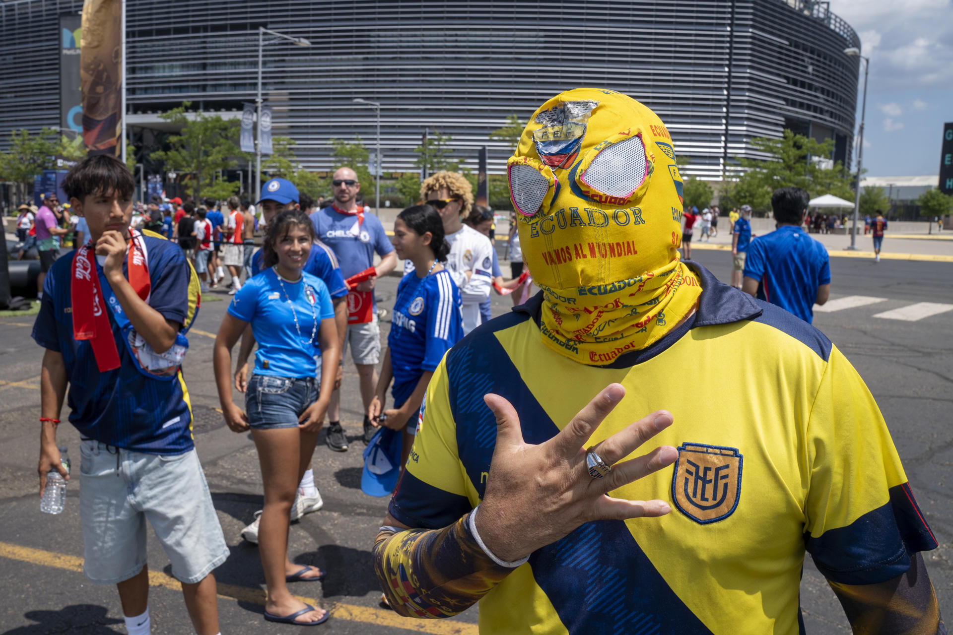 Un hincha de Ecuador posa previo al partido del Mundial de Clubes entre Fluminense y Chelsea. EFE/ Ángel Colmenares