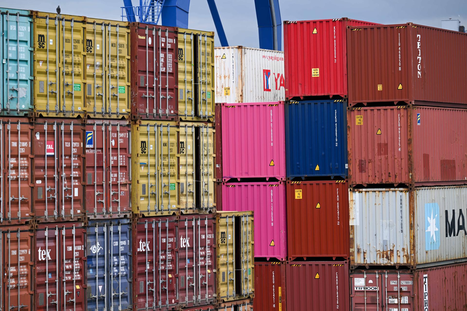 Vista de contenedores en la terminal del puerto de Fráncfort am Main, en Alemania, hoy 28 de julio de 2025. EFE/EPA/FLORIAN WIEGAND