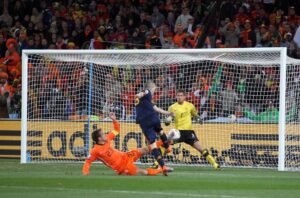 Andrés Iniesta,en el momento de marcar el gol que consiguío durante el partido de la final del Mundial de Sudáfrica que las selecciones de Holanda y España. EFE/Cézaro de Luca .