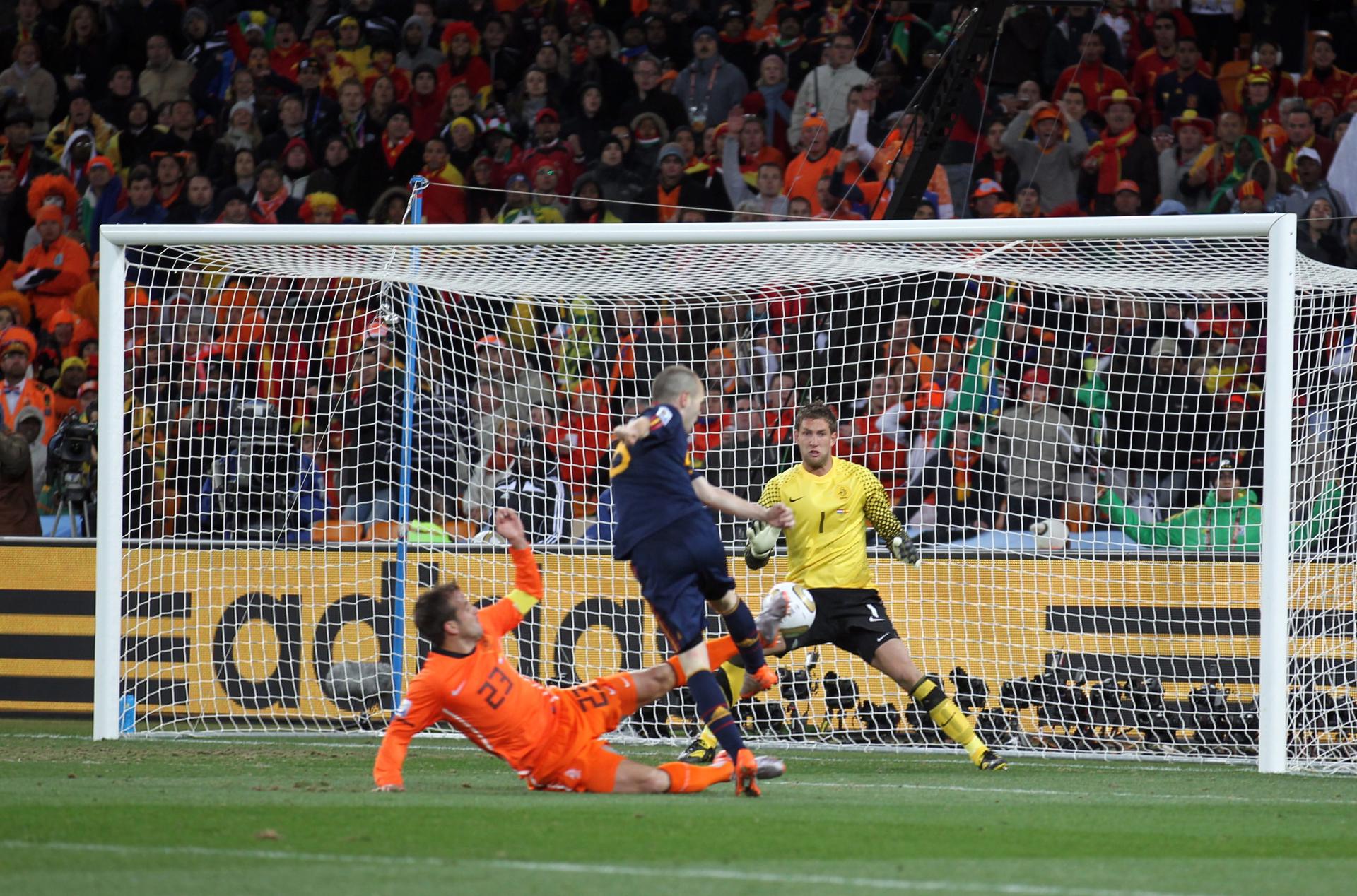 Andrés Iniesta,en el momento de marcar el gol que consiguío durante el partido de la final del Mundial de Sudáfrica que las selecciones de Holanda y España. EFE/Cézaro de Luca .