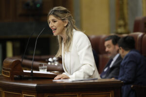 La vicepresidenta segunda y ministra de Trabajo, Yolanda Díaz, interviene durante el pleno en el Congreso de los Diputados, este miércoles. EFE/ Mariscal