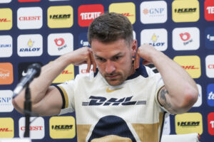 El futbolista galés Aaron Ramsey, participa este jueves en una rueda de prensa durante su presentación como refuerzo del Club Universidad este jueves en la Ciudad de México (México). EFE/ Isaac Esquivel