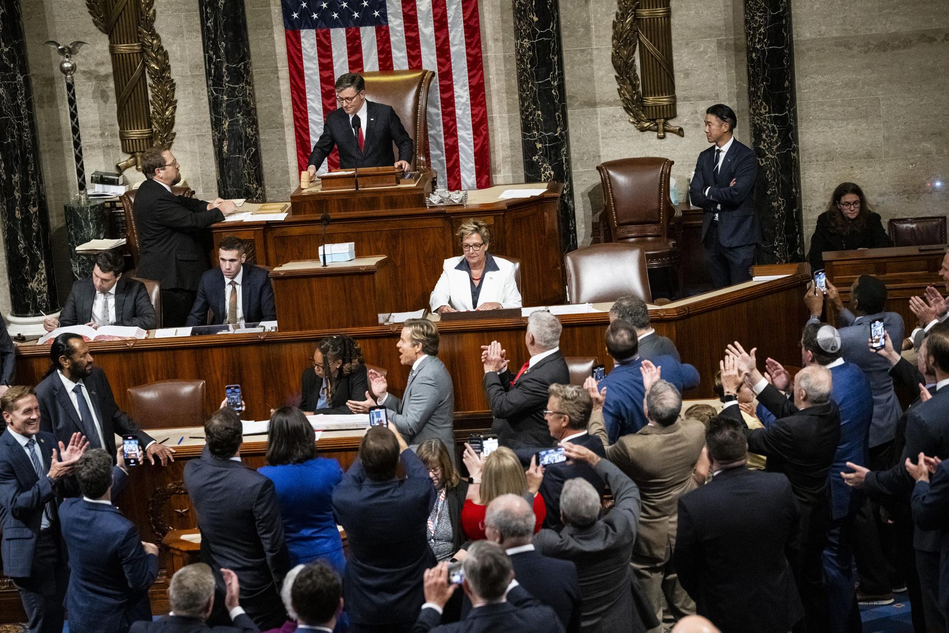 Los republicanos y demócratas de la Cámara de Representantes en el Capitolio de EE.UU., en Washington, DC, el 03 de julio de 2025. EFE / GRAEME SLOAN