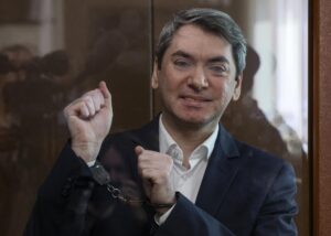 Imagen de archivo de Grigori Melkoniants, director de Golos, organización de defensa de los derechos del votante. durante el juicio el pasado mayo en el que fue condenado a cinco años de cárcel.EFE/EPA/SERGEI ILNITSKY