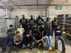Fotografía divulgada este viernes en la cuenta oficial de la red social X @CBPCommissioner del comisionado de la Oficina de Aduanas y Protección Fronteriza (CBP) de Estados Unidos, Rodney Scott, que muestra a unos agentes custodiando a los 10 menores indocumentados, 8 de ellos sin acompañante, encontrados durante una redada en una granja de cannabis en California (Estados Unidos). EFE/CBP Commissioner