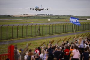 El Air Force One que transporta al presidente estadounidense, Donald Trump, aterriza en el aeropuerto de Prestwick en Glasgow, Escocia, Gran Bretaña, el 25 de julio de 2025. EFE/EPA/TOLGA AKMEN