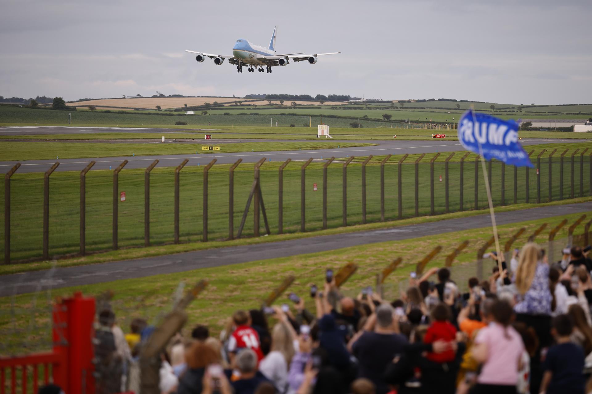 El Air Force One que transporta al presidente estadounidense, Donald Trump, aterriza en el aeropuerto de Prestwick en Glasgow, Escocia, Gran Bretaña, el 25 de julio de 2025. EFE/EPA/TOLGA AKMEN