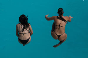 Aspecto de la piscina municipal de Montjuic este miércoles cuando las máximas en Cataluña vuelven a rozar los 40 grados, a la espera de que la ola de calor empiece a aflojar ligeramente a partir del jueves. EFE/Enric Fontcuberta