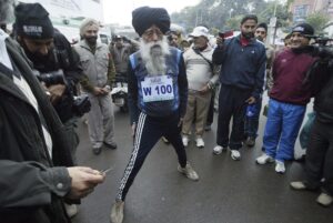 El corredor de maratones Fauja Singh (c) en una imagen de archivo. EFE/RAMINDER PAL SINGH