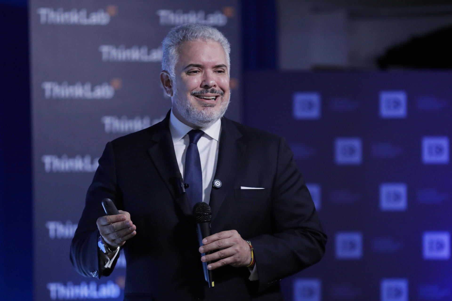 El expresidente colombiano Iván Duque habla durante la presentación de su libro 'Fuerza y verdad', este miércoles, en Bogotá (Colombia). EFE/ Carlos Ortega
