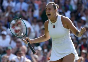 La bielorrusa Aryna Sabalenka celebra la victoria ante Laura Siegemund en Wimbledon. EFE/EPA/NEIL HALL