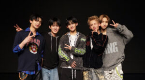 Los desertores norcoreanos Seok y Hyuk debutaron recientemente en la emblemática industria musical surcoreana con la banda de K-pop 1VERSE, y en una entrevista con EFE relatan cómo pasaron del aislamiento y la opresión en el Norte a perseguir su sueño en el país vecino. EFE/ Singing Beetle SOLO USO EDITORIAL/SOLO DISPONIBLE PARA ILUSTRAR LA NOTICIA QUE ACOMPAÑA (CRÉDITO OBLIGATORIO)