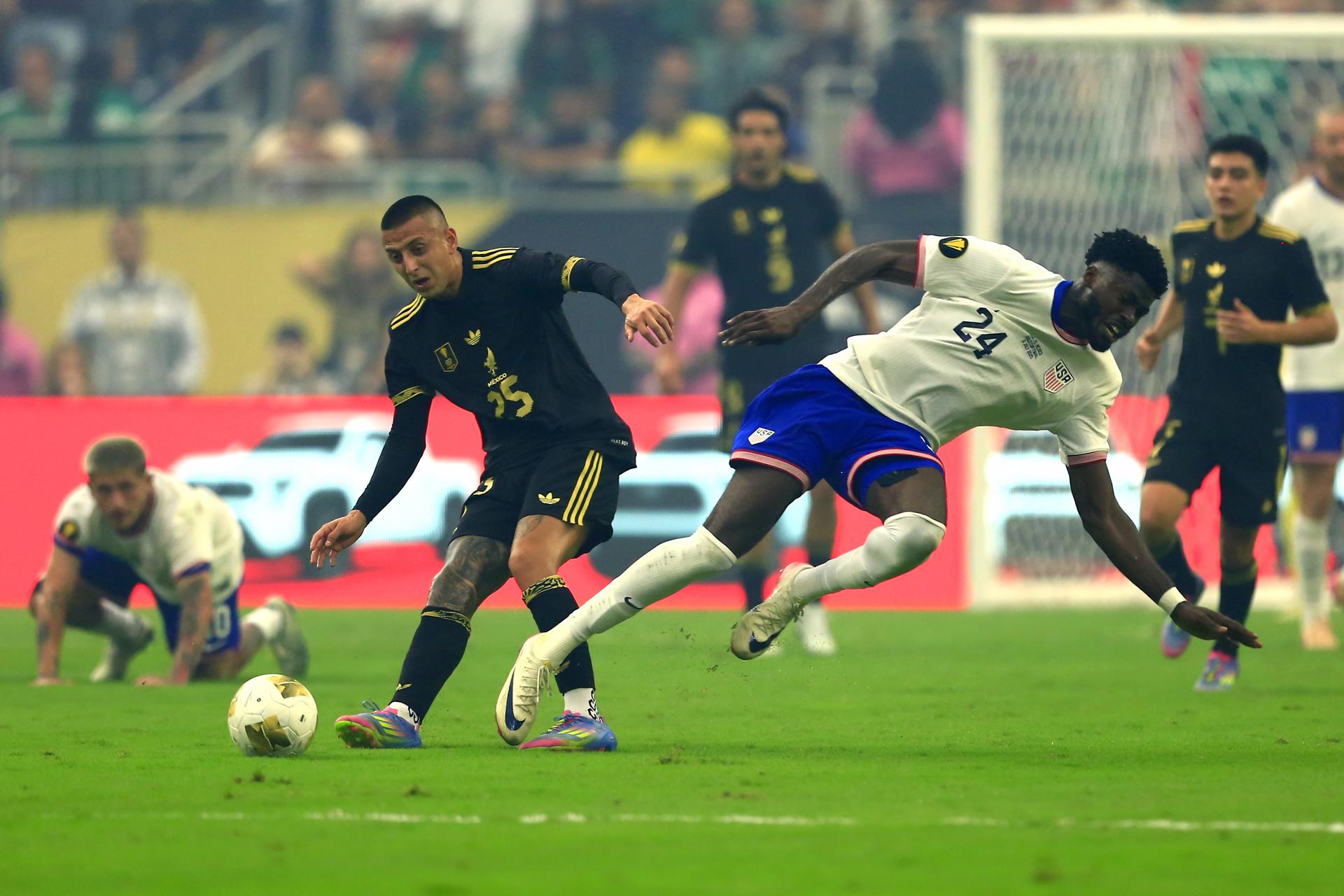 Patrick Agyemang (d), de Estados Unidos, en acción contra Roberto Alvarado (i), de México, durante la final de la Copa Oro de la Concacaf entre Estados Unidos y México en Houston, Texas (Estados Unidos. EFE/CARLOS RAMIREZ