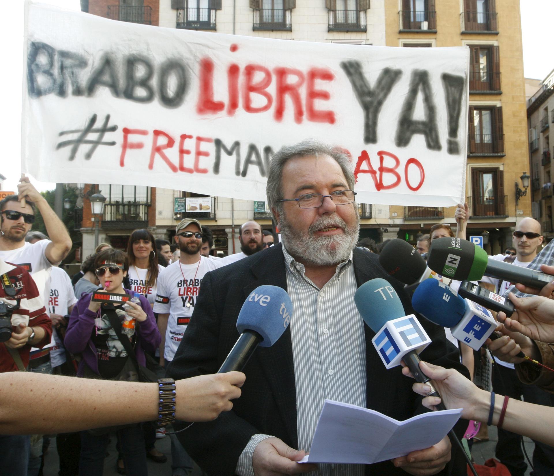 Imagen de archivo (15/04/2011) del periodista Carlos Carnicero leyendo un comunicado durante la concentración frente al Ministerio de Asuntos Exteriores, en Madrid, para pedir la liberación del fotografo Manu Brabo, desaparecido en Libia. EFE/Manuel H de León