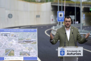 El presidente del Principado de Asturias, Adrián Barbón, interviene en el acto de puesta en servicio del desdoblamiento de la calzada de la AS-17 (Avilés-Riaño) entre Bobes y San Miguel de la Barreda, este sábado. EFE/Paco Paredes