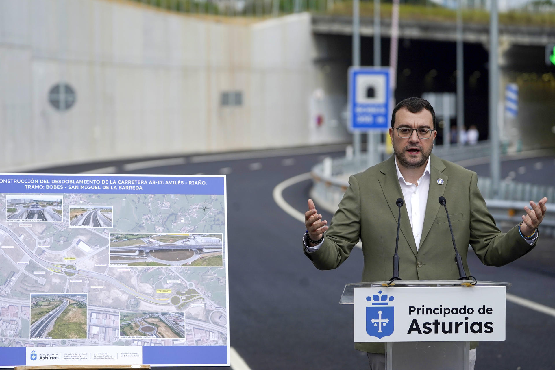 El presidente del Principado de Asturias, Adrián Barbón, interviene en el acto de puesta en servicio del desdoblamiento de la calzada de la AS-17 (Avilés-Riaño) entre Bobes y San Miguel de la Barreda, este sábado. EFE/Paco Paredes