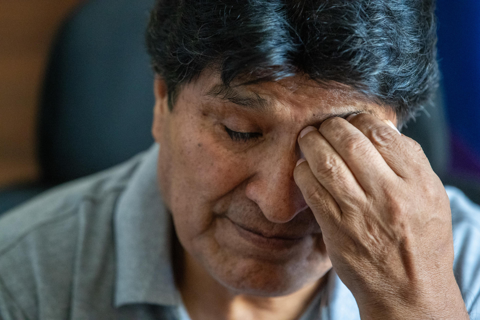 Fotografía del 10 de julio de 2025 del expresidente de Bolivia Evo Morales hablando durante una entrevista con EFE en Lauca Ñ (Bolivia). Morales denunció que el Gobierno de Luis Arce presuntamente prepara un "fraude" en los comicios generales del 17 de agosto con el apoyo de "extranjeros", para favorecer al oficialista Movimiento al Socialismo (MAS) y a su candidato, Eduardo del Castillo. EFE/ Esteban Biba
