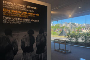 -Inicio del recorrido de la nueva exposición presentada en primicia en la sede de la Unesco en París y dedicada a la labor de las periodistas extranjeras que se volcaron en contar la Guerra Civil española y el desastre humanitario que supuso a la población. Con el nombre 'Ellas lo contaron al mundo. 200 mujeres periodistas extranjeras en la Guerra de España', la exposición se podrá visitar durante esta semana.-EFE/ Val Torres