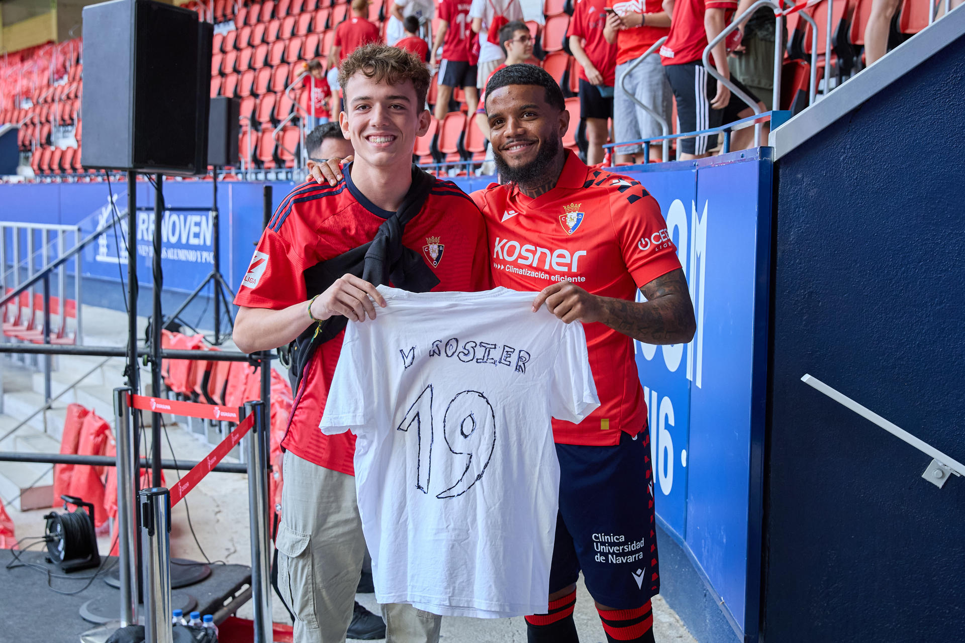 El lateral derecho francés Valentín Rosier (d), procedente del Leganés, ha sido presentado este martes en El Sadar como jugador de Osasuna para las próximas tres temporadas. Rosier ha estado acompañado de Luis Sabalza, presidente de la entidad, y de Braulio Vázquez, director deportivo, y los aficionados han podido fotografiarse con él cuando ha concluido el acto. EFE/J.P. Urdíroz