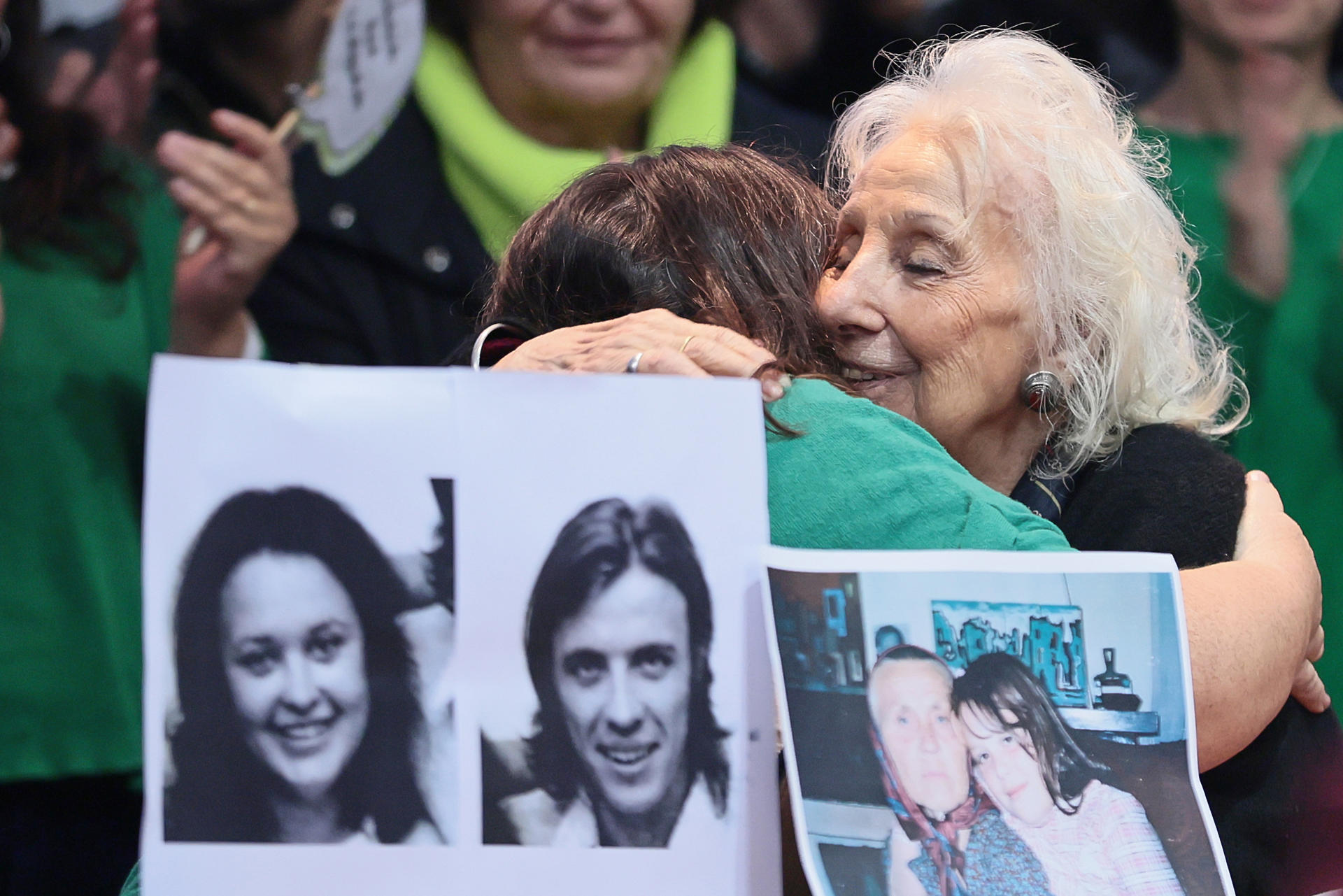 La integrante de la asociación Abuelas de Plaza de Mayo Estela de Carlotto (d) abraza a Adriana Metz, hermana del nieto 140, durante una rueda de prensa este lunes, en Buenos Aires (Argentina). EFE/ STR