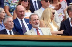 El rey Felipe VI, en representación de la monarquía española, y Fernando Grande Marlaska, ministro del interior, en la final de Wimbledon en Londres, Reino Unido.  EFE/EPA/NEIL HALL