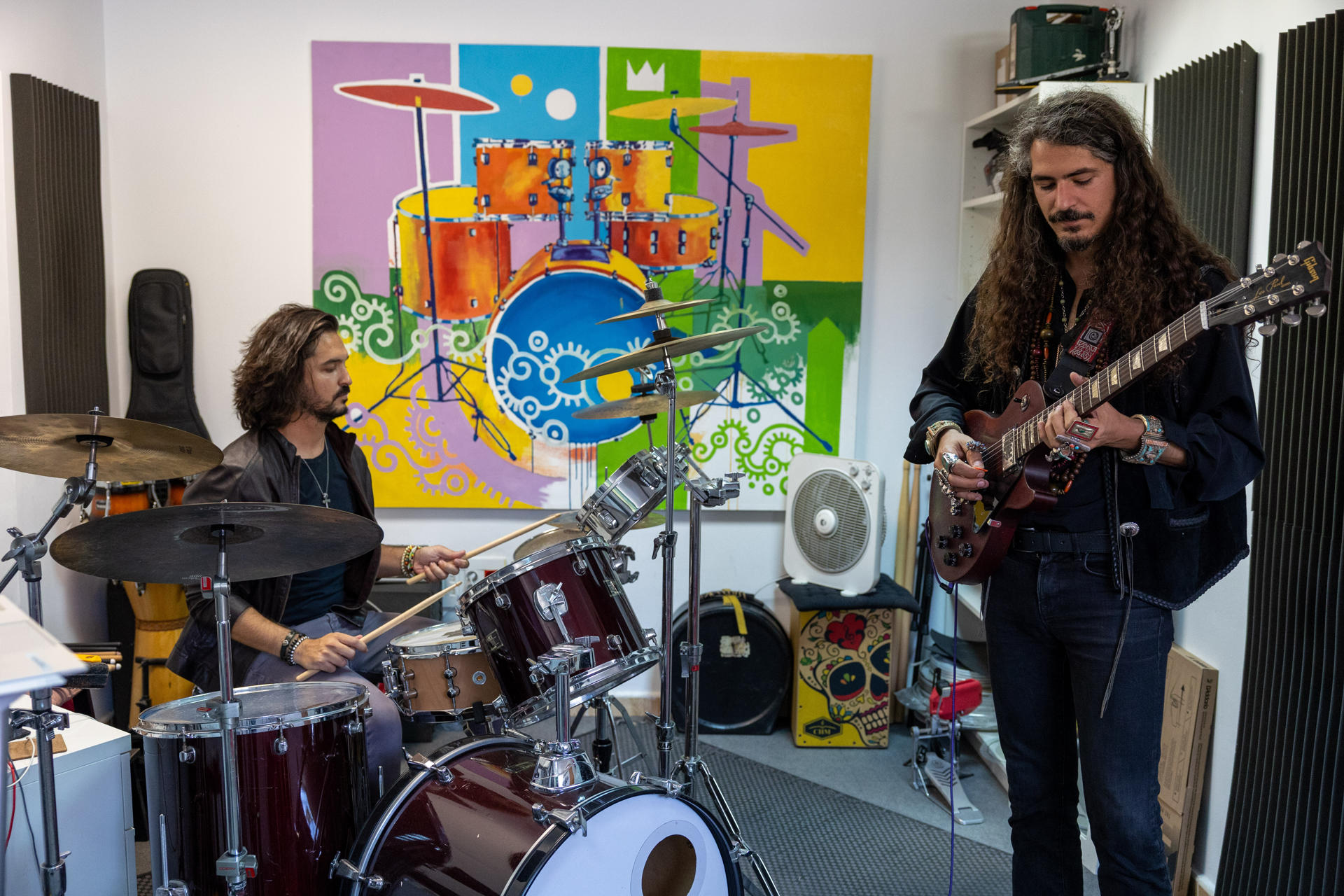 A caballo entre México, EE.UU. y España, con muchas paradas en otros países europeos, el grupo madrileño Black Maracas ha retocado -para bien- el sonido tradicional del rock hispano para adentrarse en un sonido difícil de etiquetar, pero fácil de atender para quienes quieren ampliar su cultura musical. EFE/ Jero Morales
