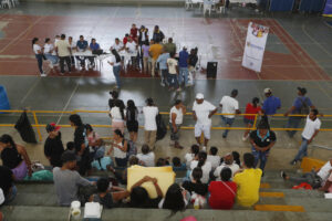 Personas víctimas de desplazamiento reciben atención en un coliseo este miércoles, en Jamundí (Colombia). EFE/ Ernesto Guzmán