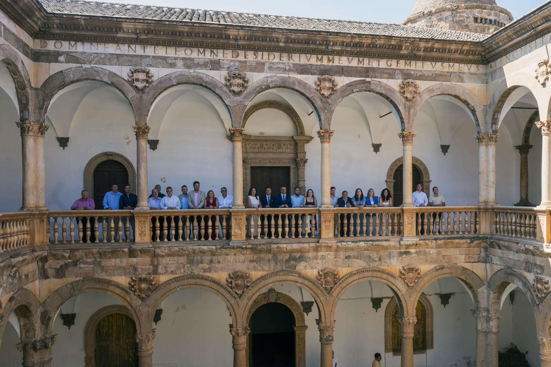 La diputación de granada formaliza la compra del Castillo de la Calahorra en la comarca de Guadix (Granada), este miércoles. El presidente de la Diputación de Granada, Francis Rodríguez, preside el acto institucional de adquisición del Castillo de La Calahorra. EFE/Miguel Ángel Molina
