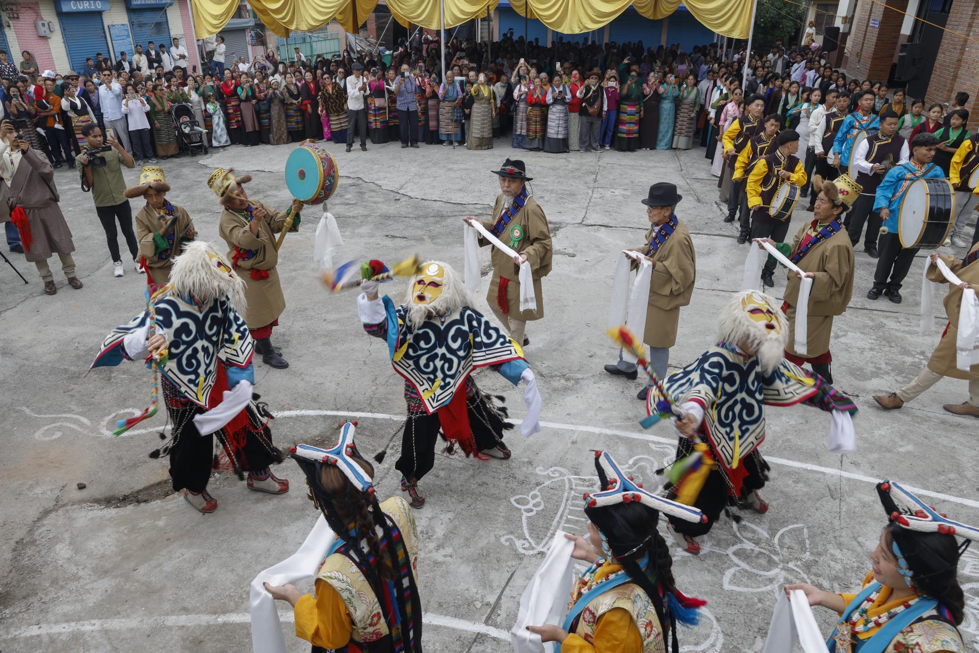Artistas tibetanos celebran en Katmandu, la capital del Nepal, el 90 cumpleaños del Dalai Lama. EFE/EPA/NARENDRA SHRESTHA