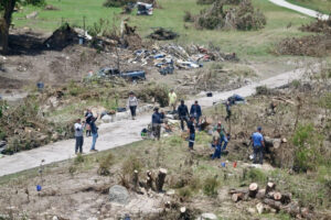 Fotografía tomada de la cuenta oficial de la red social X @WhiteHouse que muestra a un grupo de personas recorriendo una zona afectada por las inundaciones en Texas. EFE/ @whitehouse