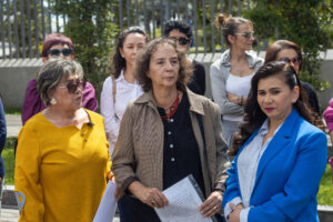 Francisca Morejón (i), de la Coalición Nacional de Mujeres, junto a Annabell Guerrero (d), integrante del Colegio de Abogados de Pichincha, hablan con la prensa este martes, en Quito (Ecuador). EFE/ Alexander Martínez