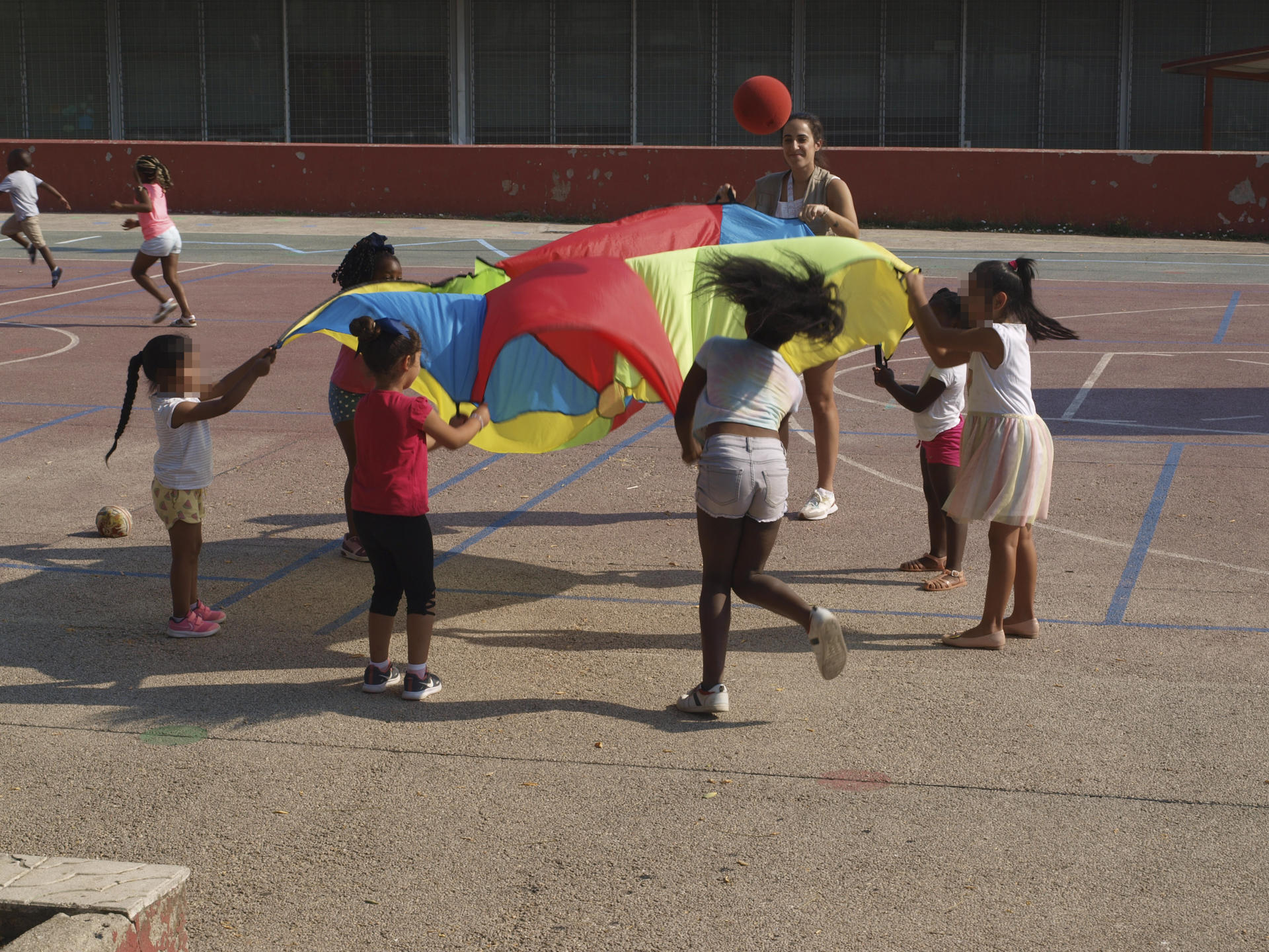 Imagen de achivo de varios niños jugando en un campamento de verano.. EFE/ Eva Iglesias