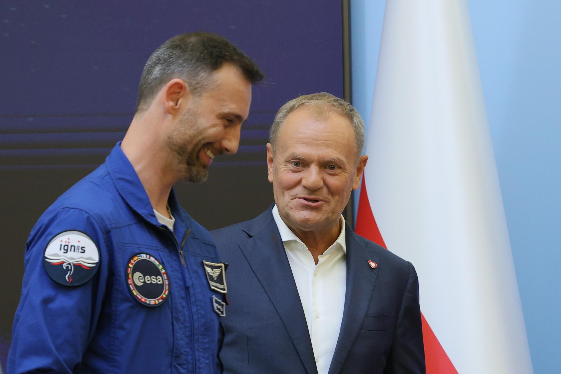Varsovia, Polonia, 24 de julio de 2025. El astronauta polaco Slawosz Uznanski-Wisniewski aterrizó en Varsovia tras una misión espacial de 20 días como parte de la misión Ax-4, seguida de un período de rehabilitación de varios días en Alemania. La cápsula Dragon Grace, con cuatro astronautas, incluido el polaco Slawosz Uznanski-Wisniewski, amerizó en el océano Pacífico frente a la costa de California el 15 de julio, tras pasar 18 días a bordo de la Estación Espacial Internacional (EEI) realizando experimentos. (Alemania, Polonia, Varsovia) EFE/EPA/RAFAL GUZ POLAND OUT