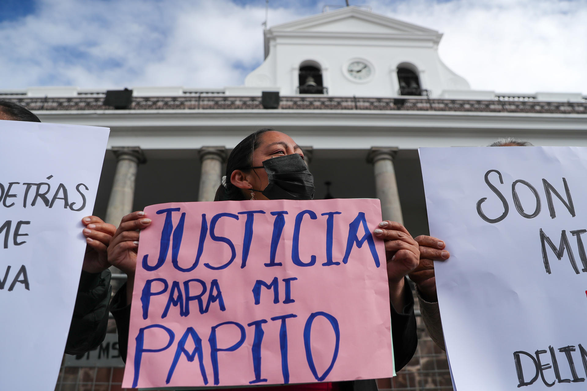 Una mujer sostiene un cartel durante una manifestación este viernes, frente al Palacio de Gobierno en Quito (Ecuador). EFE/ José Jácome