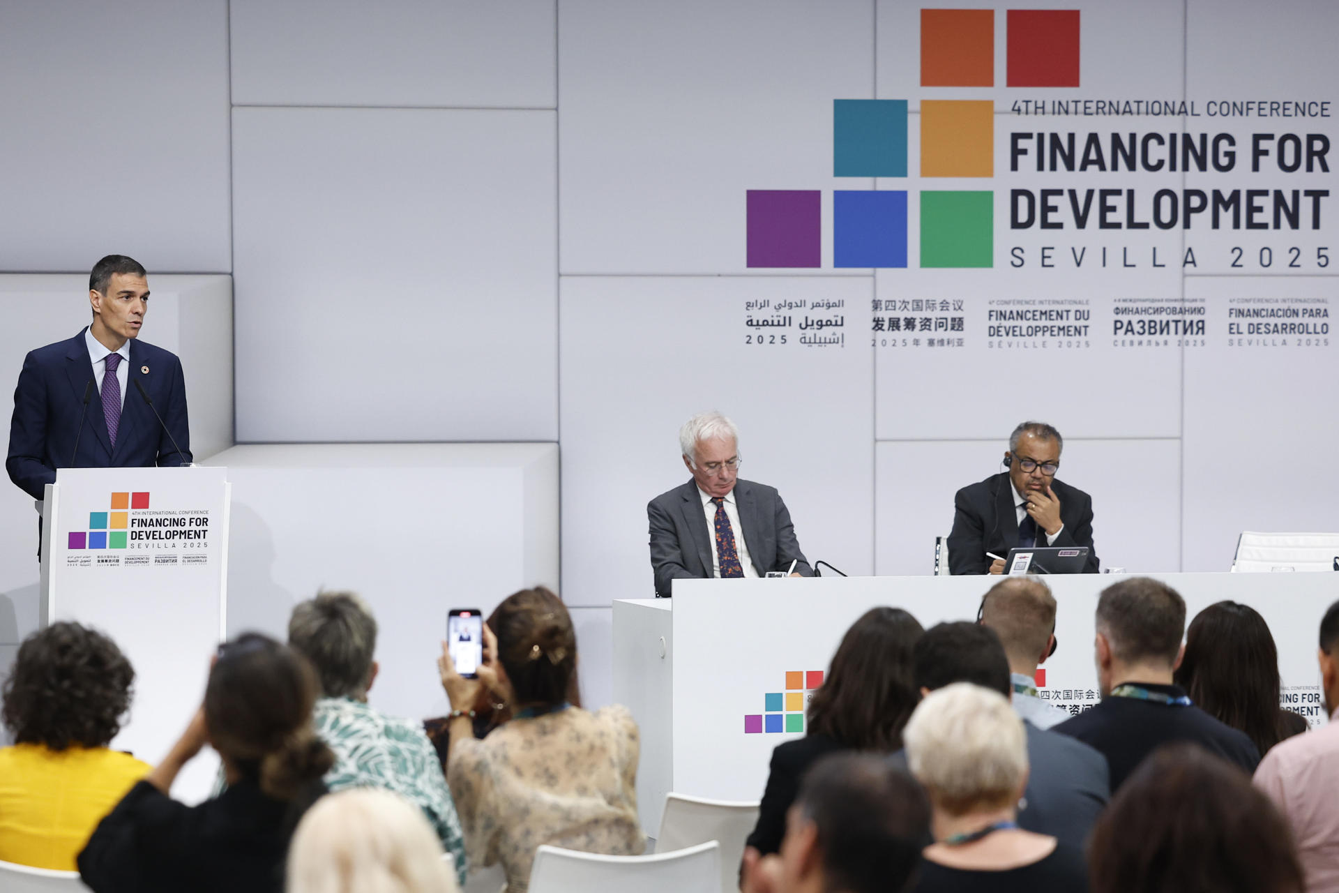El presidente del Gobierno, Pedro Sánchez (i), acompañado por el director de la OMS, Tedros Adhanom (d), y el director ejecutivo del Fondo Mundial para la lucha contra el sida, la tuberculosis y la malaria, Peter Sands (2d), interviene durante la presentación de la iniciativa de acción para la salud global, este miércoles en el marco de la IV Conferencia de la ONU para la Financiación al Desarrollo, en Sevilla. EFE/ J. Palencia
