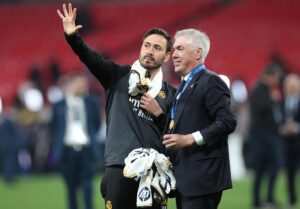 Carlo Ancelotti (d) y su hijo y asistente Davide Ancelotti (i) celebran un triunfo en su paso por el Real Madrid. EFE/ISABEL INFANTES