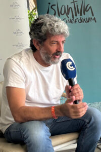 El director de cine Alberto Rodríguez ofrece una rueda de prensa este sábado, durante el Festival Internacional de Cine Bajo la Luna-Islantilla Cinefórum, certamen que se celebra en la costa de Huelva, y que ha otorgado en su XVIII edición el Premio 'Francisco Elías', uno de sus dos galardones honoríficos, al director y guionista sevillano. EFE/ Fermín Cabanillas
