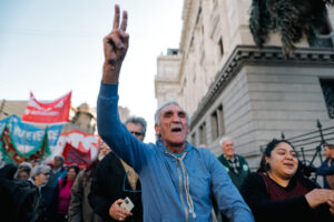 Foto de archivo de personas que marchan contra el veto presidencial a la ley de jubilaciones frente al Congreso Nacional en Buenos Aires (Argentina). EFE/ Juan Ignacio Roncoroni