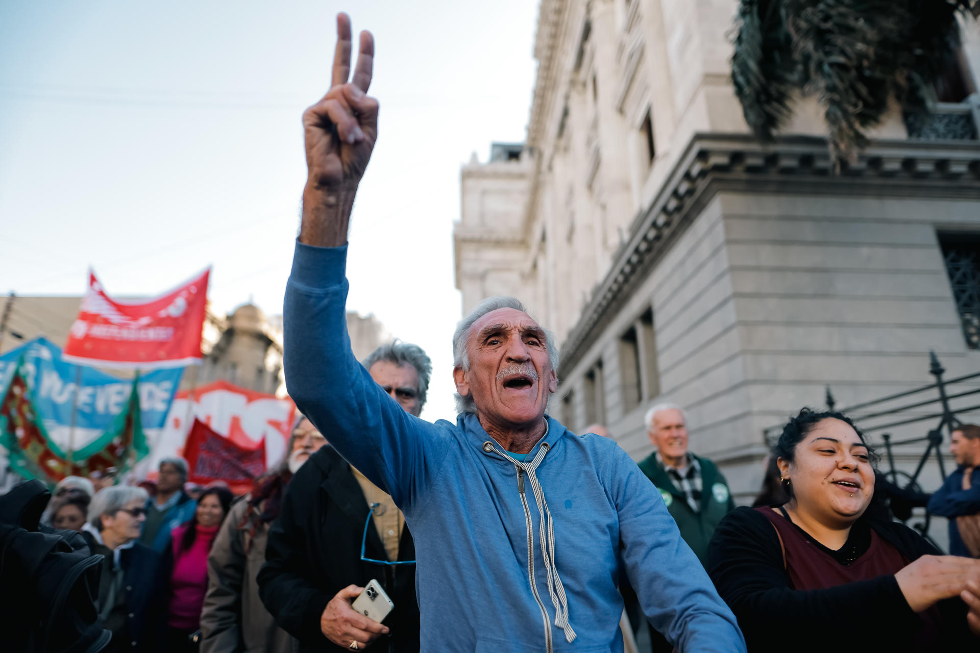 Foto de archivo de personas que marchan contra el veto presidencial a la ley de jubilaciones frente al Congreso Nacional en Buenos Aires (Argentina). EFE/ Juan Ignacio Roncoroni