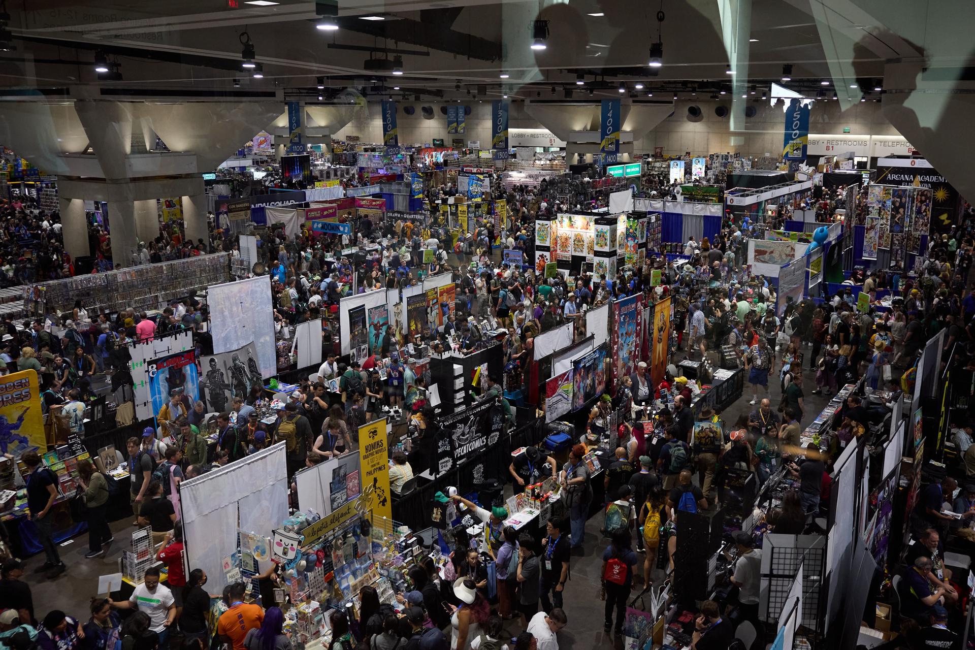 Personas disfrazadas asisten a la Comic-Con Internacional en San Diego, California, EE. UU., el 25 de julio de 2025. EFE/EPA/ALLISON DINNER
//////////
SAN DIEGO (United States), 25/07/2025.- People in cosplay attend Comic-Con International in San Diego, California, USA, 25 July 2025. San Diego Comic-Con International is a comics arts conference held from 24-27 July 2025. EFE/EPA/ALLISON DINNER